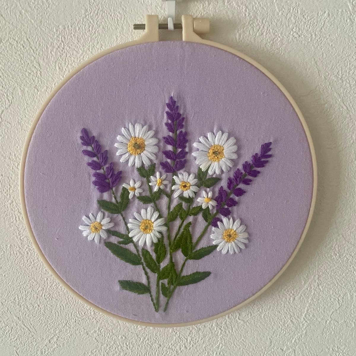 白い小花とラベンダー 刺繍 インテリア 壁掛け 癒し刺繍 ハンドメイド
