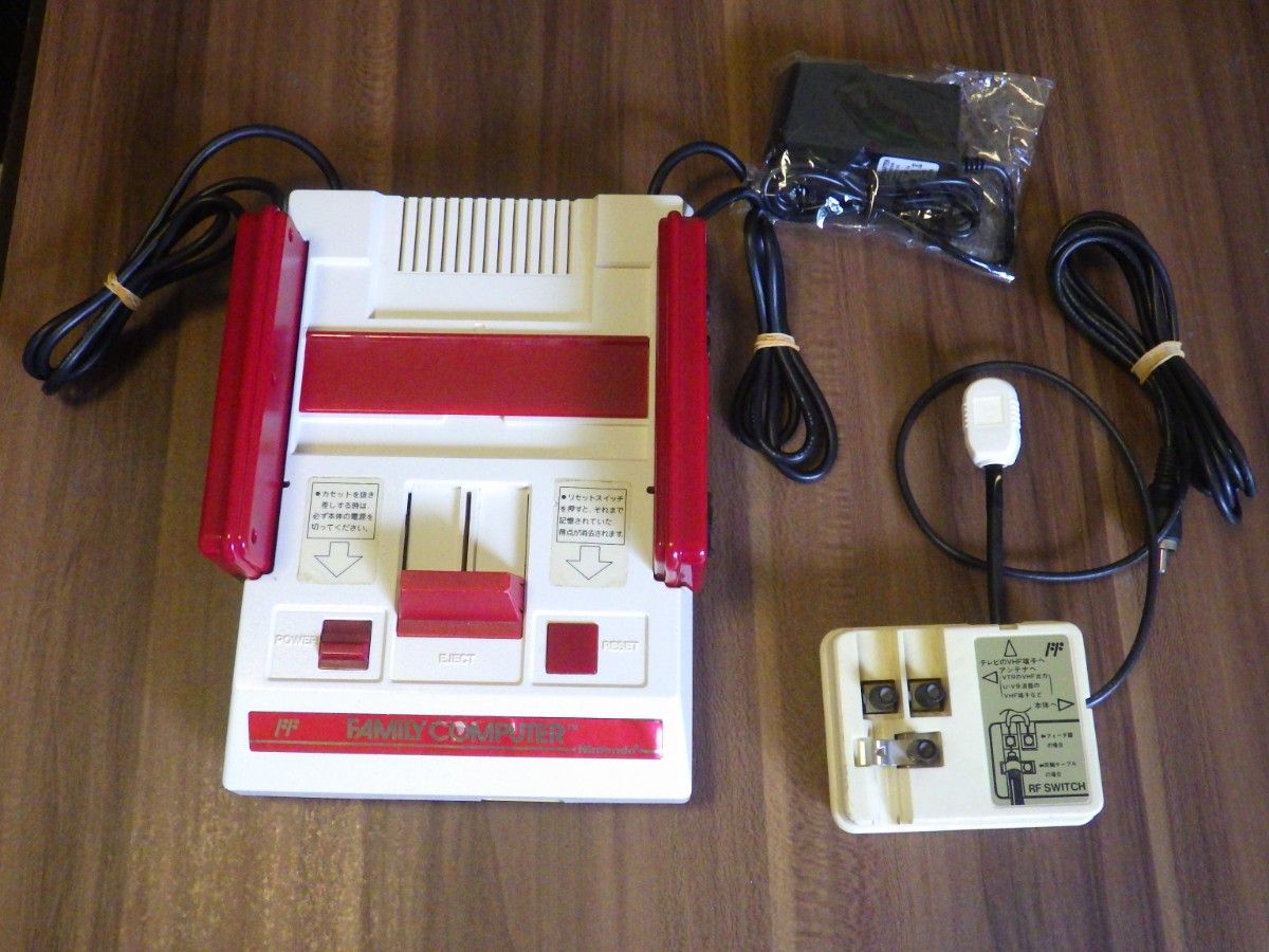 ファミリーコンピュータ本体 AC+RFスイッチ付 動作確認済 (Nintendo Famicom Console with AC Adapter & RF Switch, Tested)